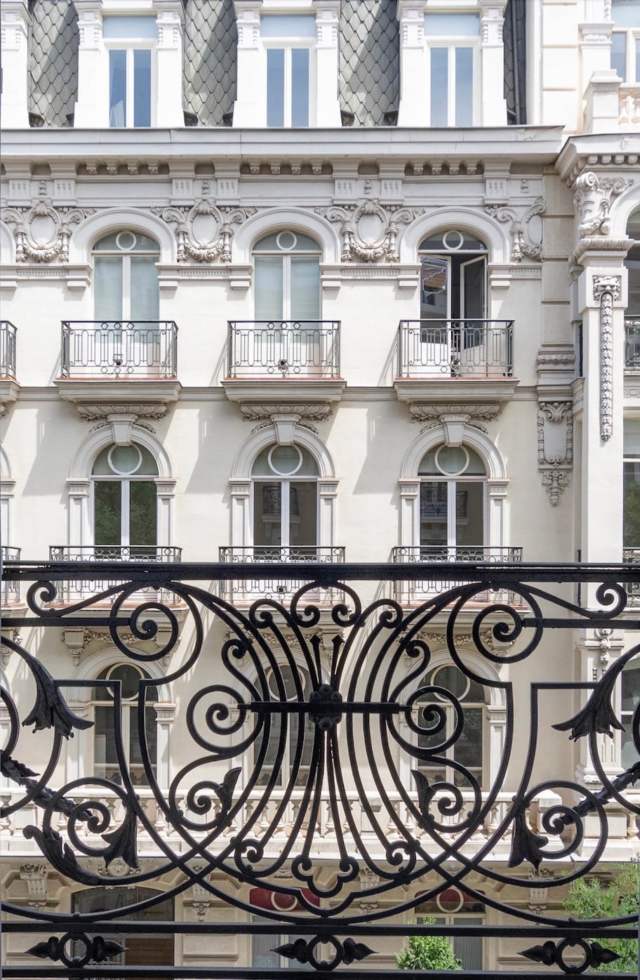 Fachada clásica con balcones de forja en el Barrio de Almagro, Madrid