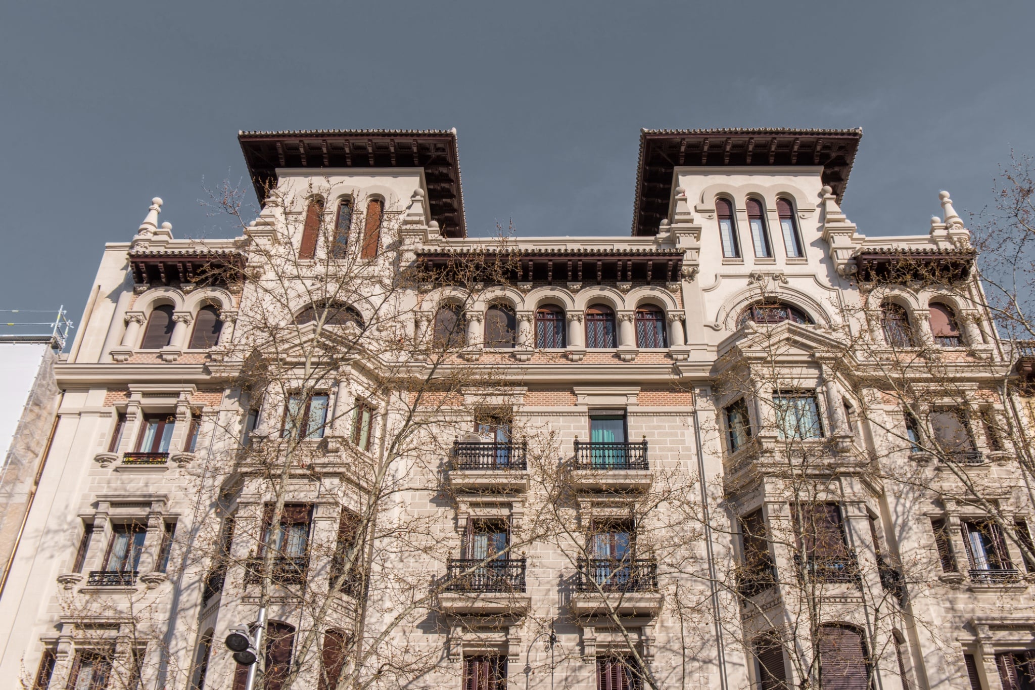 Fachada clásica con miradores y balconada en el Barrio de Salamanca, Madrid